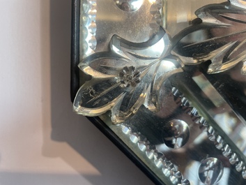 Een achthoekige Venetiaanse spiegel in deels geslepen en ge&euml;tst glas met floraal decor, Itali&euml;, 20ste eeuw