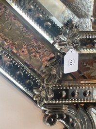 Een achthoekige Venetiaanse spiegel in deels geslepen en ge&euml;tst glas met floraal decor, Itali&euml;, 20ste eeuw