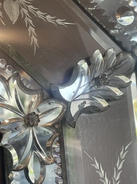 Een achthoekige Venetiaanse spiegel in deels geslepen en ge&euml;tst glas met floraal decor, Itali&euml;, 20ste eeuw