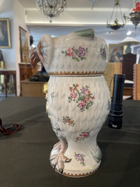 Pot couvert en forme de hibou en porcelaine de Paris polychrome et dor&eacute; &agrave; d&eacute;cor d'armoiries, France, 20&egrave;me si&egrave;cle