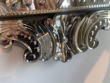Een achthoekige Venetiaanse spiegel in deels geslepen en ge&euml;tst glas met floraal decor, Itali&euml;, 20ste eeuw