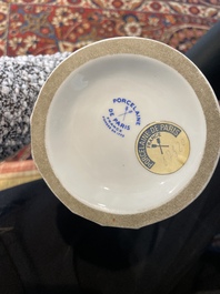 Pot couvert en forme de hibou en porcelaine de Paris polychrome et dor&eacute; &agrave; d&eacute;cor d'armoiries, France, 20&egrave;me si&egrave;cle