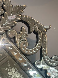 Een achthoekige Venetiaanse spiegel in deels geslepen en ge&euml;tst glas met floraal decor, Itali&euml;, 20ste eeuw