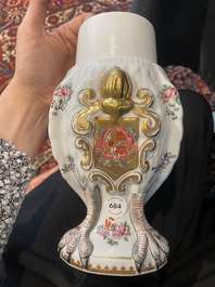 Pot couvert en forme de hibou en porcelaine de Paris polychrome et dor&eacute; &agrave; d&eacute;cor d'armoiries, France, 20&egrave;me si&egrave;cle