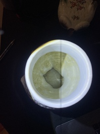 Pot couvert en forme de hibou en porcelaine de Paris polychrome et dor&eacute; &agrave; d&eacute;cor d'armoiries, France, 20&egrave;me si&egrave;cle