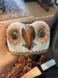 Pot couvert en forme de hibou en porcelaine de Paris polychrome et dor&eacute; &agrave; d&eacute;cor d'armoiries, France, 20&egrave;me si&egrave;cle