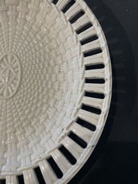Partie de service de 16 pi&egrave;ces en creamware de Leeds comprenant 12 assiettes et une paire de corbeilles sur pr&eacute;sentoirs, Angleterre, 18&egrave;me/19&egrave;me s.