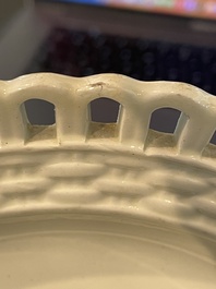Partie de service de 16 pi&egrave;ces en creamware de Leeds comprenant 12 assiettes et une paire de corbeilles sur pr&eacute;sentoirs, Angleterre, 18&egrave;me/19&egrave;me s.