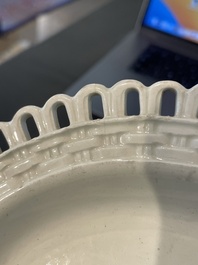 Partie de service de 16 pi&egrave;ces en creamware de Leeds comprenant 12 assiettes et une paire de corbeilles sur pr&eacute;sentoirs, Angleterre, 18&egrave;me/19&egrave;me s.