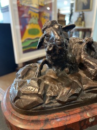 &Eacute;cole europ&eacute;enne, sign&eacute; Buci (19&egrave;me/20&egrave;me si&egrave;cle): Deux groupes avec des moutons, bronze &agrave; patine brune sur socle en marbre rouge, vers 1900