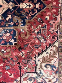 Een Perzisch Heriz tapijt met floraal decor, wol op katoen, eerste helft 20ste eeuw