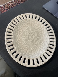 Partie de service de 16 pi&egrave;ces en creamware de Leeds comprenant 12 assiettes et une paire de corbeilles sur pr&eacute;sentoirs, Angleterre, 18&egrave;me/19&egrave;me s.