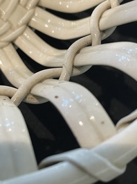 Partie de service de 16 pi&egrave;ces en creamware de Leeds comprenant 12 assiettes et une paire de corbeilles sur pr&eacute;sentoirs, Angleterre, 18&egrave;me/19&egrave;me s.