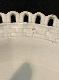 Partie de service de 16 pi&egrave;ces en creamware de Leeds comprenant 12 assiettes et une paire de corbeilles sur pr&eacute;sentoirs, Angleterre, 18&egrave;me/19&egrave;me s.