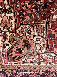 Een Perzisch Heriz tapijt met floraal decor, wol op katoen, 20ste eeuw