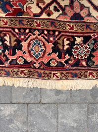 Een Perzisch Heriz tapijt met floraal decor, wol op katoen, eerste helft 20ste eeuw