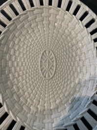 Partie de service de 16 pi&egrave;ces en creamware de Leeds comprenant 12 assiettes et une paire de corbeilles sur pr&eacute;sentoirs, Angleterre, 18&egrave;me/19&egrave;me s.