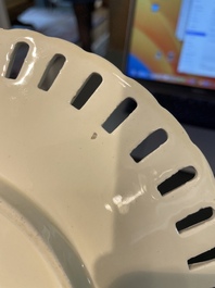 Partie de service de 16 pi&egrave;ces en creamware de Leeds comprenant 12 assiettes et une paire de corbeilles sur pr&eacute;sentoirs, Angleterre, 18&egrave;me/19&egrave;me s.