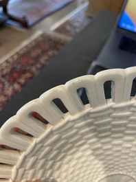 Partie de service de 16 pi&egrave;ces en creamware de Leeds comprenant 12 assiettes et une paire de corbeilles sur pr&eacute;sentoirs, Angleterre, 18&egrave;me/19&egrave;me s.