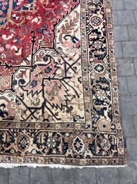 Een Perzisch Heriz tapijt met floraal decor, wol op katoen, eerste helft 20ste eeuw