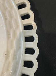Partie de service de 16 pi&egrave;ces en creamware de Leeds comprenant 12 assiettes et une paire de corbeilles sur pr&eacute;sentoirs, Angleterre, 18&egrave;me/19&egrave;me s.