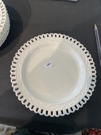 Partie de service de 16 pi&egrave;ces en creamware de Leeds comprenant 12 assiettes et une paire de corbeilles sur pr&eacute;sentoirs, Angleterre, 18&egrave;me/19&egrave;me s.