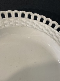 Partie de service de 16 pi&egrave;ces en creamware de Leeds comprenant 12 assiettes et une paire de corbeilles sur pr&eacute;sentoirs, Angleterre, 18&egrave;me/19&egrave;me s.