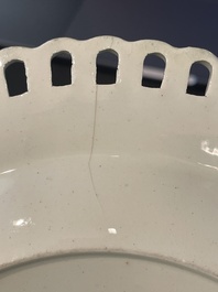 Partie de service de 16 pi&egrave;ces en creamware de Leeds comprenant 12 assiettes et une paire de corbeilles sur pr&eacute;sentoirs, Angleterre, 18&egrave;me/19&egrave;me s.