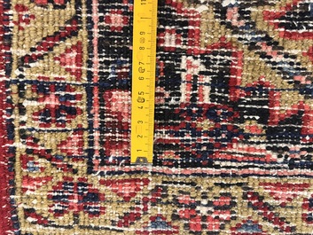 Een Perzisch Heriz tapijt met floraal decor, wol op katoen, 20ste eeuw