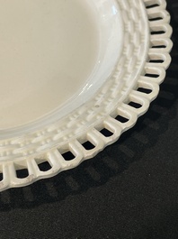 Partie de service de 16 pi&egrave;ces en creamware de Leeds comprenant 12 assiettes et une paire de corbeilles sur pr&eacute;sentoirs, Angleterre, 18&egrave;me/19&egrave;me s.