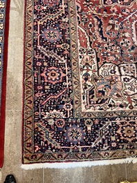 Een Perzisch Heriz tapijt met floraal decor, wol op katoen, 20ste eeuw