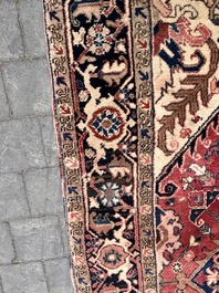 Een Perzisch Heriz tapijt met floraal decor, wol op katoen, eerste helft 20ste eeuw