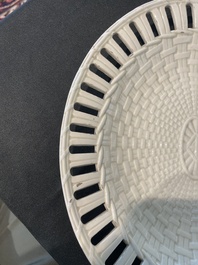 Partie de service de 16 pi&egrave;ces en creamware de Leeds comprenant 12 assiettes et une paire de corbeilles sur pr&eacute;sentoirs, Angleterre, 18&egrave;me/19&egrave;me s.