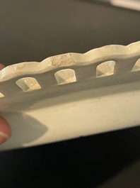 Partie de service de 16 pi&egrave;ces en creamware de Leeds comprenant 12 assiettes et une paire de corbeilles sur pr&eacute;sentoirs, Angleterre, 18&egrave;me/19&egrave;me s.