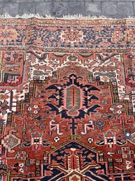 Een Perzisch Heriz tapijt met floraal decor, wol op katoen, 20ste eeuw