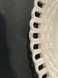 Partie de service de 16 pi&egrave;ces en creamware de Leeds comprenant 12 assiettes et une paire de corbeilles sur pr&eacute;sentoirs, Angleterre, 18&egrave;me/19&egrave;me s.