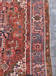 Een Perzisch Heriz tapijt met floraal decor, wol op katoen, 20ste eeuw