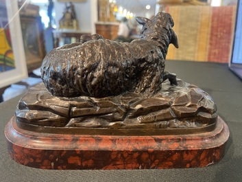 &Eacute;cole europ&eacute;enne, sign&eacute; Buci (19&egrave;me/20&egrave;me si&egrave;cle): Deux groupes avec des moutons, bronze &agrave; patine brune sur socle en marbre rouge, vers 1900