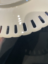 Partie de service de 16 pi&egrave;ces en creamware de Leeds comprenant 12 assiettes et une paire de corbeilles sur pr&eacute;sentoirs, Angleterre, 18&egrave;me/19&egrave;me s.