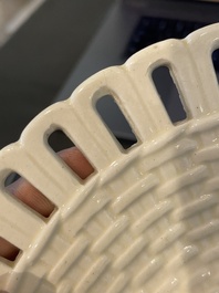 Partie de service de 16 pi&egrave;ces en creamware de Leeds comprenant 12 assiettes et une paire de corbeilles sur pr&eacute;sentoirs, Angleterre, 18&egrave;me/19&egrave;me s.