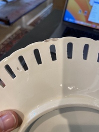 Partie de service de 16 pi&egrave;ces en creamware de Leeds comprenant 12 assiettes et une paire de corbeilles sur pr&eacute;sentoirs, Angleterre, 18&egrave;me/19&egrave;me s.