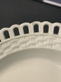Partie de service de 16 pi&egrave;ces en creamware de Leeds comprenant 12 assiettes et une paire de corbeilles sur pr&eacute;sentoirs, Angleterre, 18&egrave;me/19&egrave;me s.
