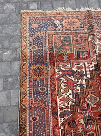 Een Perzisch Heriz tapijt met floraal decor, wol op katoen, 20ste eeuw