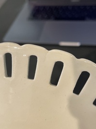Partie de service de 16 pi&egrave;ces en creamware de Leeds comprenant 12 assiettes et une paire de corbeilles sur pr&eacute;sentoirs, Angleterre, 18&egrave;me/19&egrave;me s.