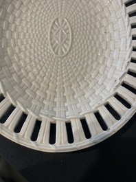 Partie de service de 16 pi&egrave;ces en creamware de Leeds comprenant 12 assiettes et une paire de corbeilles sur pr&eacute;sentoirs, Angleterre, 18&egrave;me/19&egrave;me s.