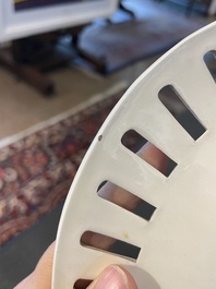 Partie de service de 16 pi&egrave;ces en creamware de Leeds comprenant 12 assiettes et une paire de corbeilles sur pr&eacute;sentoirs, Angleterre, 18&egrave;me/19&egrave;me s.