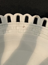 Partie de service de 16 pi&egrave;ces en creamware de Leeds comprenant 12 assiettes et une paire de corbeilles sur pr&eacute;sentoirs, Angleterre, 18&egrave;me/19&egrave;me s.