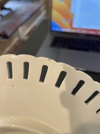 Partie de service de 16 pi&egrave;ces en creamware de Leeds comprenant 12 assiettes et une paire de corbeilles sur pr&eacute;sentoirs, Angleterre, 18&egrave;me/19&egrave;me s.