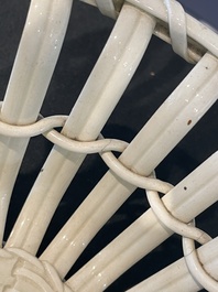 Partie de service de 16 pi&egrave;ces en creamware de Leeds comprenant 12 assiettes et une paire de corbeilles sur pr&eacute;sentoirs, Angleterre, 18&egrave;me/19&egrave;me s.