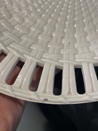 Partie de service de 16 pi&egrave;ces en creamware de Leeds comprenant 12 assiettes et une paire de corbeilles sur pr&eacute;sentoirs, Angleterre, 18&egrave;me/19&egrave;me s.